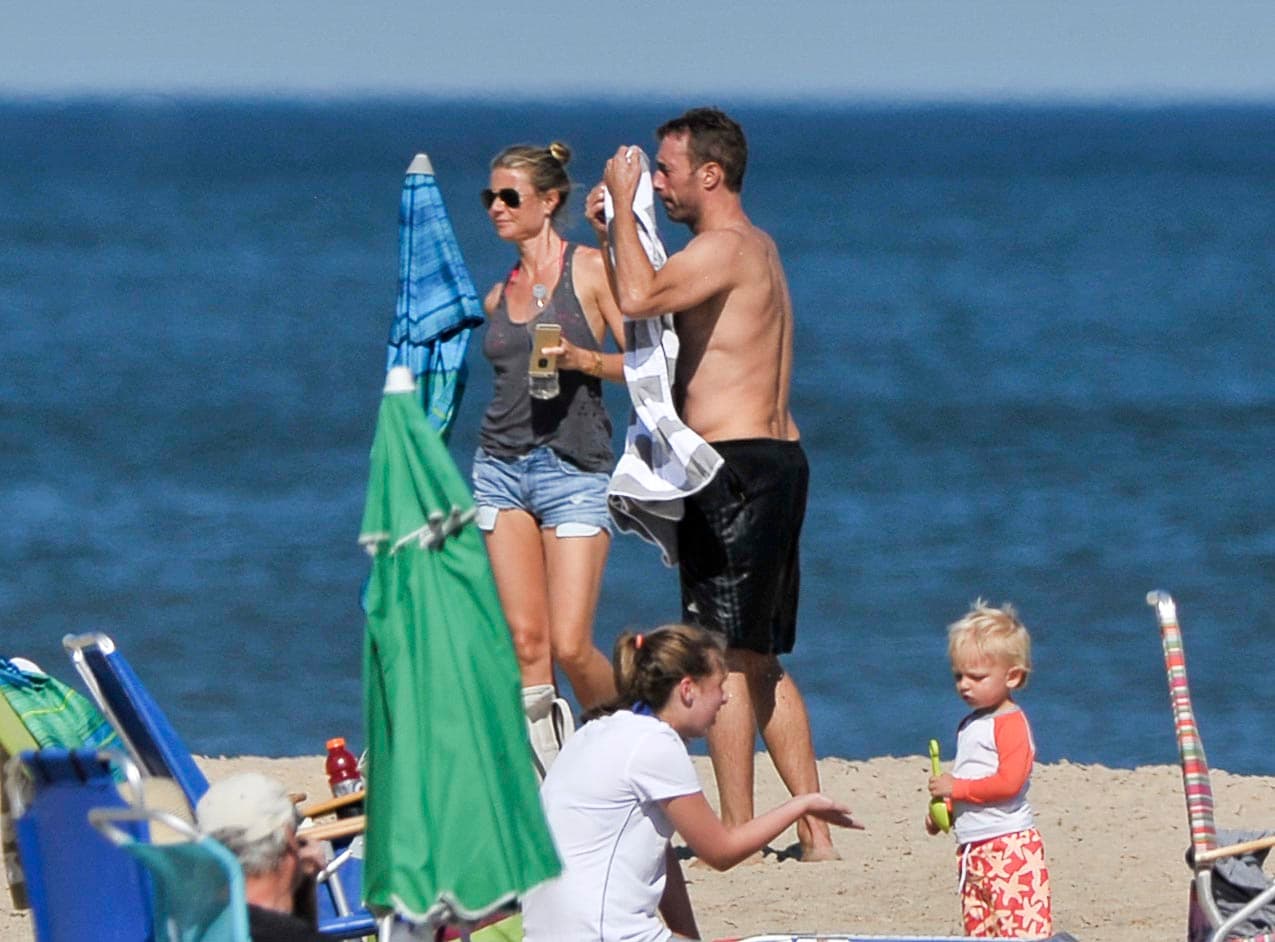 "En cierto modo, 
<b><a href="https://www.youtube.com/watch?v=702h4xKtglU" target="_blank">mi divorcio y relación con Chris ahora es mejor</a></b> que nuestro matrimonio", dijo, "realmente quería que mis hijos no quedaran traumatizados". 
<br>