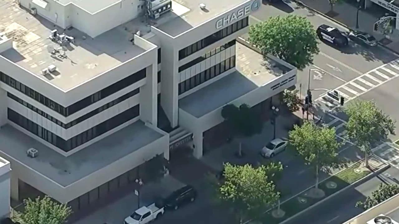 Identifican como exmilitar al agresor abatido en el secuestro del banco en Bakersfield