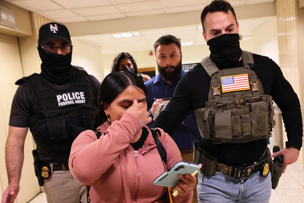 Una mujer es detenida por agentes de ICE tras su audiencia en el Jacob K. Javitz Federal Building el 30 de junio de 2025 en Nueva York. El Proyecto de Datos de Deportación de UC Berkeley señala un aumento drástico en arrestos en 38 estados, afectando a inmigrantes en las cortes. (Foto por Michael M. Santiago/Getty Images)
<br>