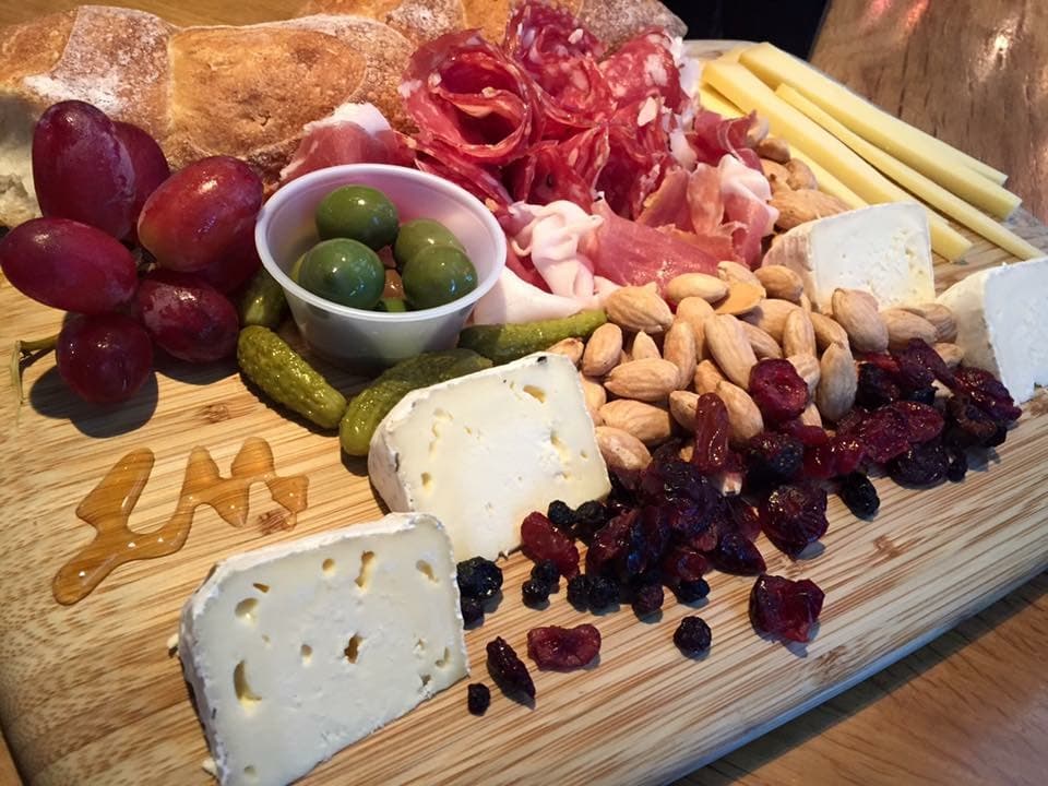 La fotógrafa Jacqueline Camacho (@jakuriin81 en su imperdible instagram) nos muestra su mirada durante su trayecto gastronómico a Napa Valley. Aquí una tabla de Quesos "Cowgirl" + Charcuterie! Mt. Tam, Seasonal Cheese, Wagon Wheel + Almendras, frutas secas y miel. @Oxbow Public Market, Napa, CA