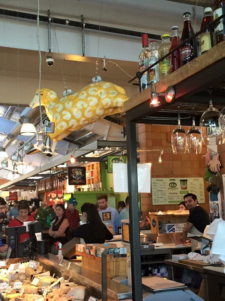 Con muchas selecciones de quesos artesanales @ Oxbow Cheese & Wine Market