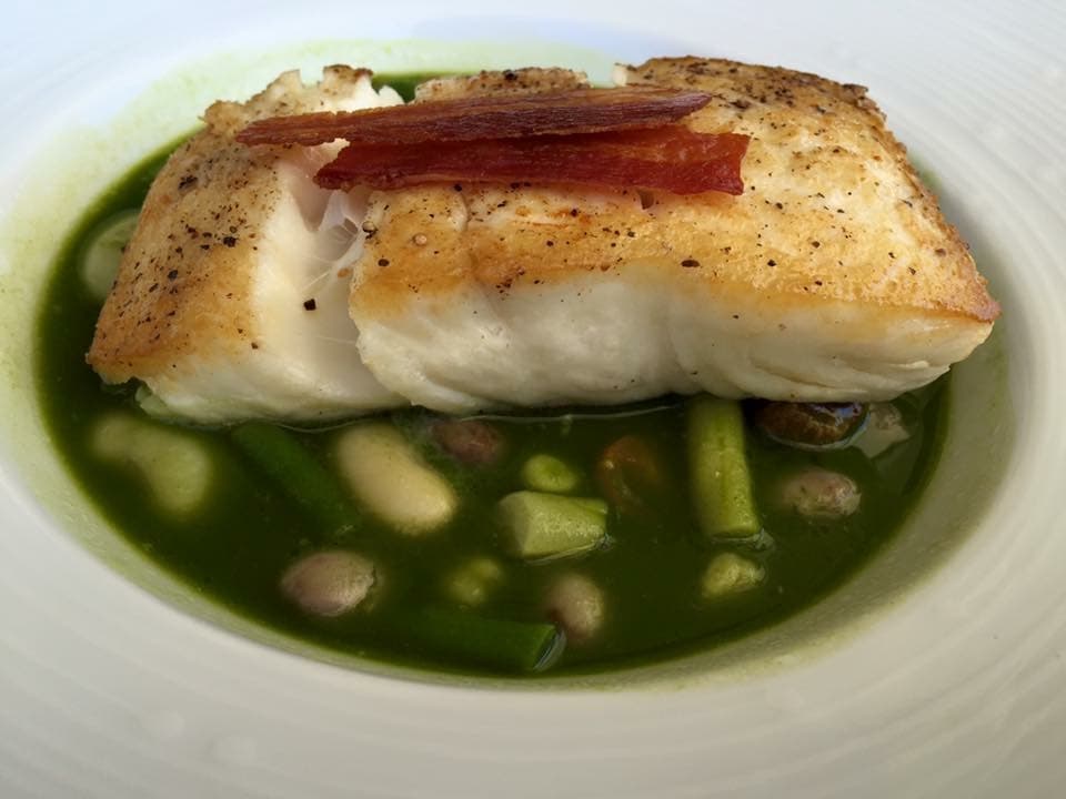 Northern Halibut salteado con ejotes, frijoles, tocino en caldo de albahaca @ Auberge du Soleil