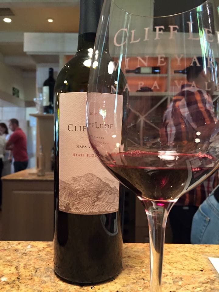 Disfrutando un rico vino tinto @ Cliff Lede Vineyards Yountville, CA Napa Valley