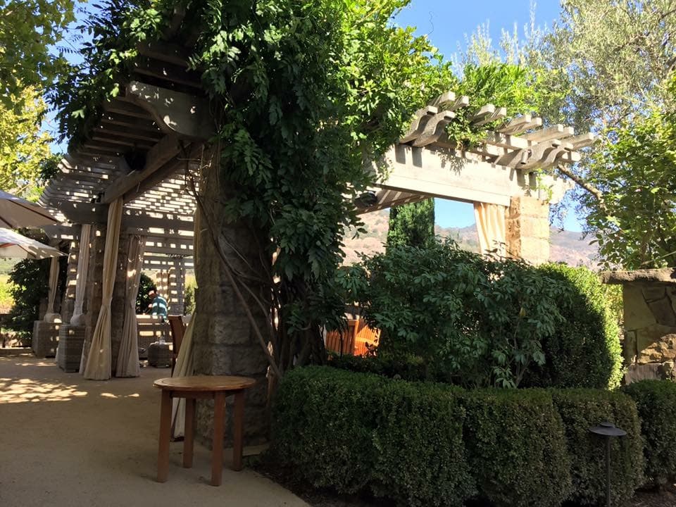 Nada mejor que disfrutar una espléndida tarde en el patio de Cliff Lede Vineyards