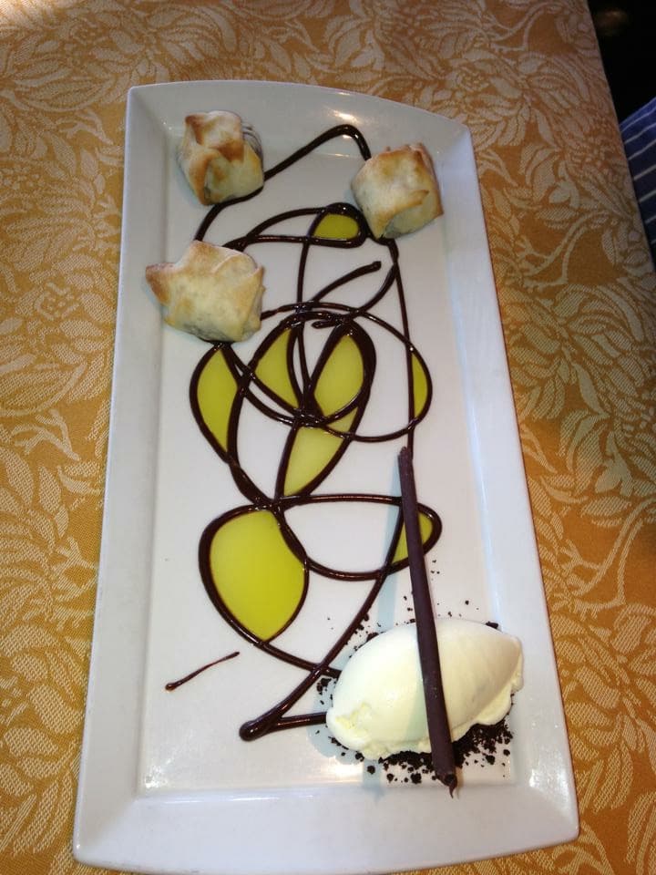 Crisp Filo Wrapped Chocolate Dumplings, Tarragon Ice Cream, Arbequina Olive Oil para chuparte los dedos.