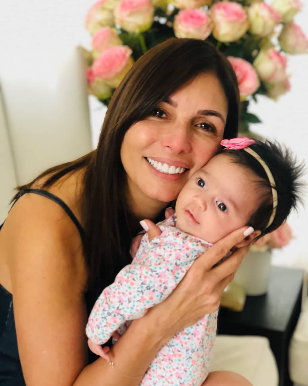 Giselle Blondet compartió con sus seguidores de redes sociales la emoción que le daba acudir al programa en su nueva faceta: “Mañana es un día muy especial para mí como abuela, porque voy a presentar, por fin, en la televisión a mi ‘Baby Sophia’, y junto a ella vamos a revelar la sorpresa que les tengo preparada. Ya saben, estaremos en Despierta América”.
<br>
