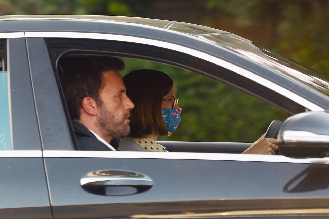 La estrella de 'Argo' parecía estar orgulloso de su hija mayor, pues ella condujo el automóvil de la familia hasta el restaurante mientras él la guiaba desde el asiento del copiloto.
<br>