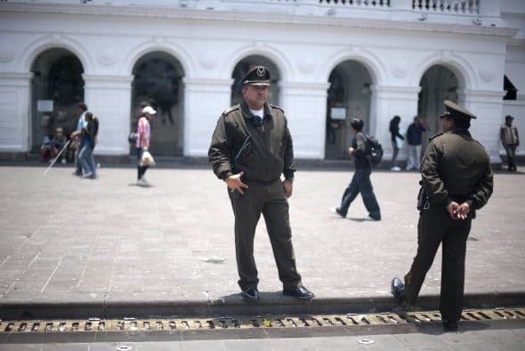 Los policías sublevados se enfrentaron con bombas lacrimógenas contra la multitud que les lanzaba palos y piedras.