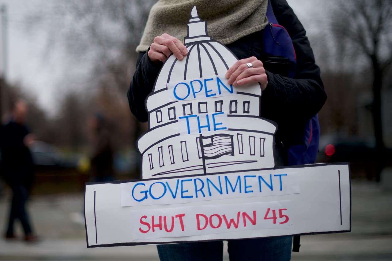 <b>Cada bando culpa al otro de la crisis.</b> “Abran el gobierno, cierren el 45”, se lee en el cartel en referencia a Donald Trump, el presidente número 45 de EEUU.