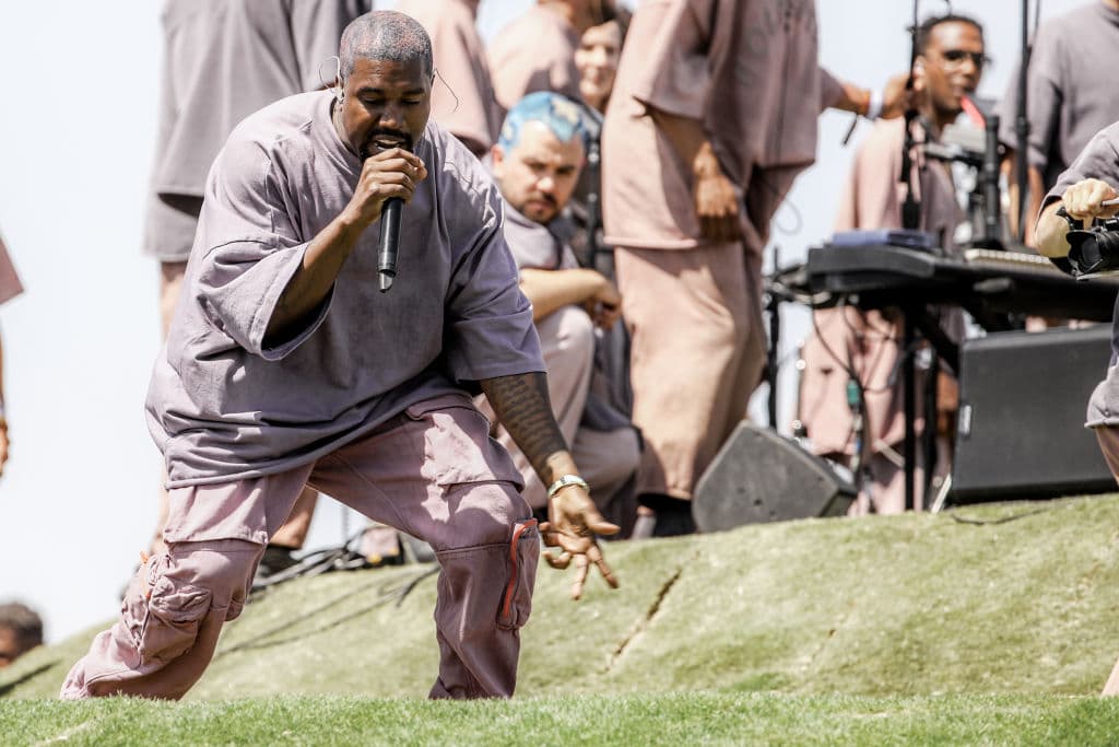 "Kanye West está descifrando el código cultural. El nuevo álbum de Kanye West 'Jesus is king' es el epítome de la creatividad intrépida y las ideas 'peligrosas y no aprobadas'. Los izquierdistas siempre intentan silenciar a los que dicen la verdad. Están librando una guerra contra nuestra familia y cultura. Kanye es pionero".
<br>