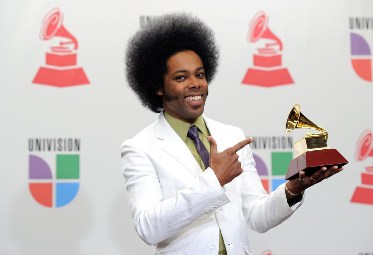 Alex Cuba en 2010 se convirtió en Mejor Nuevo Artista, para ese entonces él ya contaba con dos materiales: 'Humo de Tabaco' y 'Agua de Pozo'.