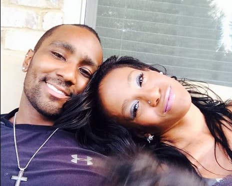 Para empeorar las cosas, Bobbi Kristina se se comprometió con su hermano adoptivo Nick Gordon y empezaron a hacer una vida de pareja.