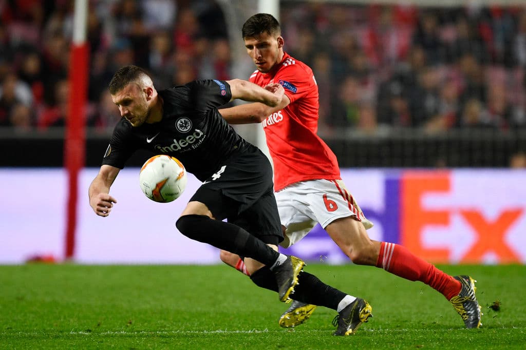Esta imagen del croata Ante Rebic refleja el tipo de partido que tuvo el Eintracht Frankfurt, uno muy complicado, de lucha y de impedir que no les hicieran más goles envirtud de las desfavorables circunstancias en las que jugaron tras la expulsión tempranera.