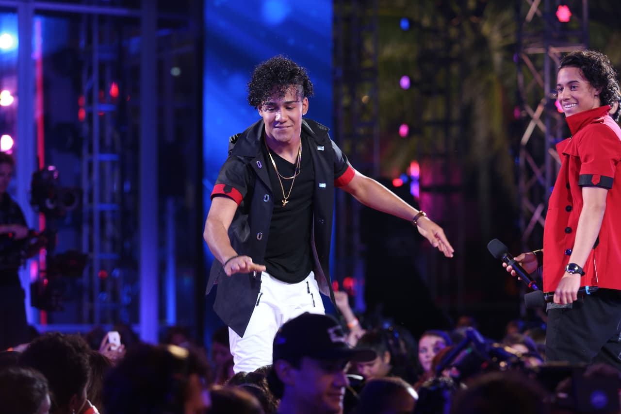 La música corre por las venas de estos hermanos dominicanos que audicionaron en Los Ángeles. En la segunda fase, los jueces los separaron y ahora es Richard quien cumple el sueño por los dos.