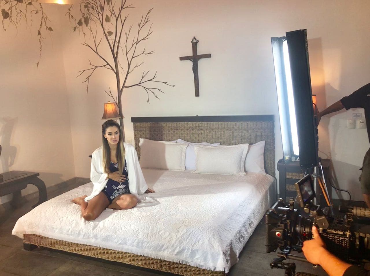 Ninel Conde escuchaba atenta las instrucciones del productor Daniel Alexandre, quien buscó una historia apegada a la letra de la canción, donde la protagonista demuestra su fortaleza al continuar su vida sin el hombre que amaba.