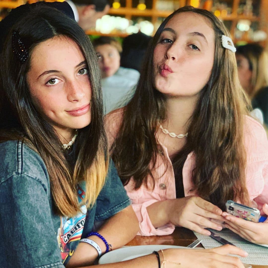 “Me da pavor. Mi hija mayor que se llama Mía, tiene 14 años, está súper involucrada; si tú vieras los niños allá, lo involucrados que están en todo, en política, también en toda esta onda de las armas, ella, cuando fue el último 
<b><a href="https://www.univision.com/shows/primer-impacto/a-un-ano-del-tiroteo-de-parkland-asi-rememoran-ese-dia-los-sobrevivientes-de-la-tragedia-video">tiroteo de Parkland</a></b>, su escuela que es una escuela pública la eligió a ella para que se escribiera un discurso, se hizo todo como un homenaje en Key Biscayne, y ella dio el discurso de todo lo que estábamos haciendo como el acto de presencia con las velitas”, comentó.