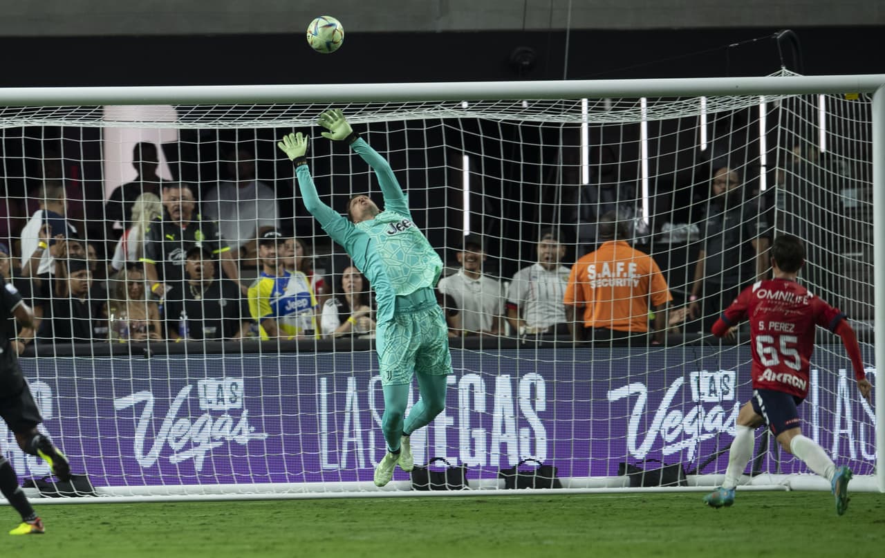 Tomasz Szczesny no tuvo mucho trabajo, pero respondió cuando fue requerido.