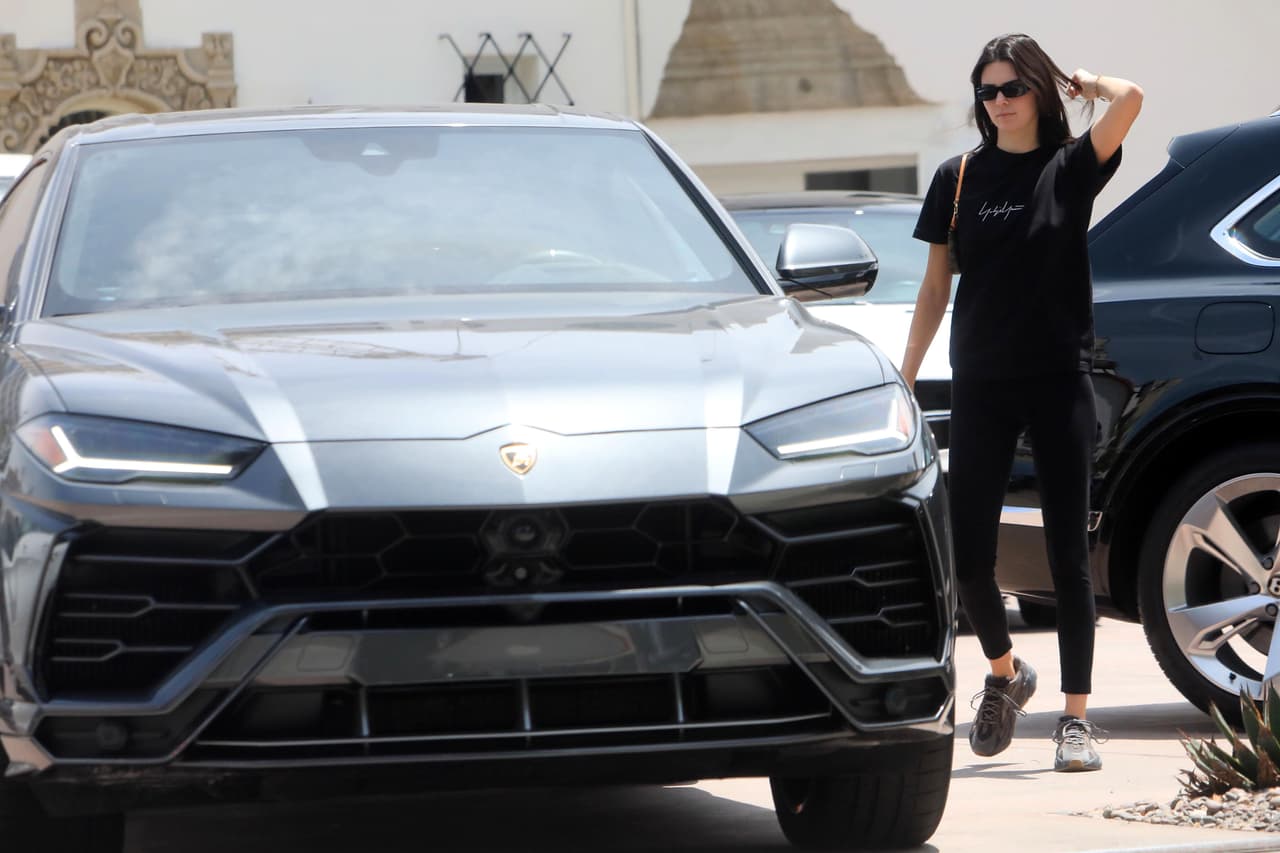 Un paparazzi capturo el momento en que Kendall Jenner recibe las llaves de su nuevo 
<a href="https://www.univision.com/noticias/camionetas/la-nueva-lamborghini-urus-2019-es-la-suv-mas-rapida-en-existencia-por-el-momento">Lamborghini Urus</a> en el concesionario de la marca en Hollywood, California.