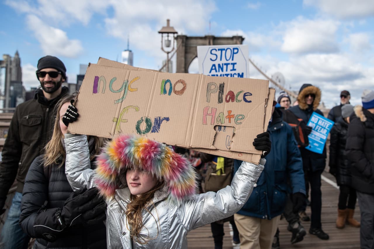 La iniciativa de la ciudad de Nueva York incluye un aumento en la presencia de policías en zonas vulnerables, la formación de coaliciones en los vecindarios y ampliar el curriculum escolar con temas sobre crímenes de odio.