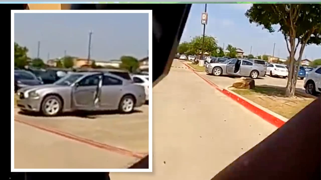 <b>“¿Son disparos?”</b>: Mientras el agente corre a través del lugar
<b>se escuchan al menos 20 detonaciones más</b> de diferentes tipos de armas,
<a href="https://www.univision.com/local/dallas-kuvn/se-escucharon-mas-de-100-detonaciones-testigos-del-tiroteo-en-un-centro-comercial-de-allen-cuentan-detalles-video" target="_blank">un visitante le pregunta <b>si se trata de disparos</b></a>. Sin notarlo, el oficial pasa a un lado de un auto de color gris con la puerta del conductor abierta, luego descubrirían que
<b>se trata del vehículo el atacante</b>.