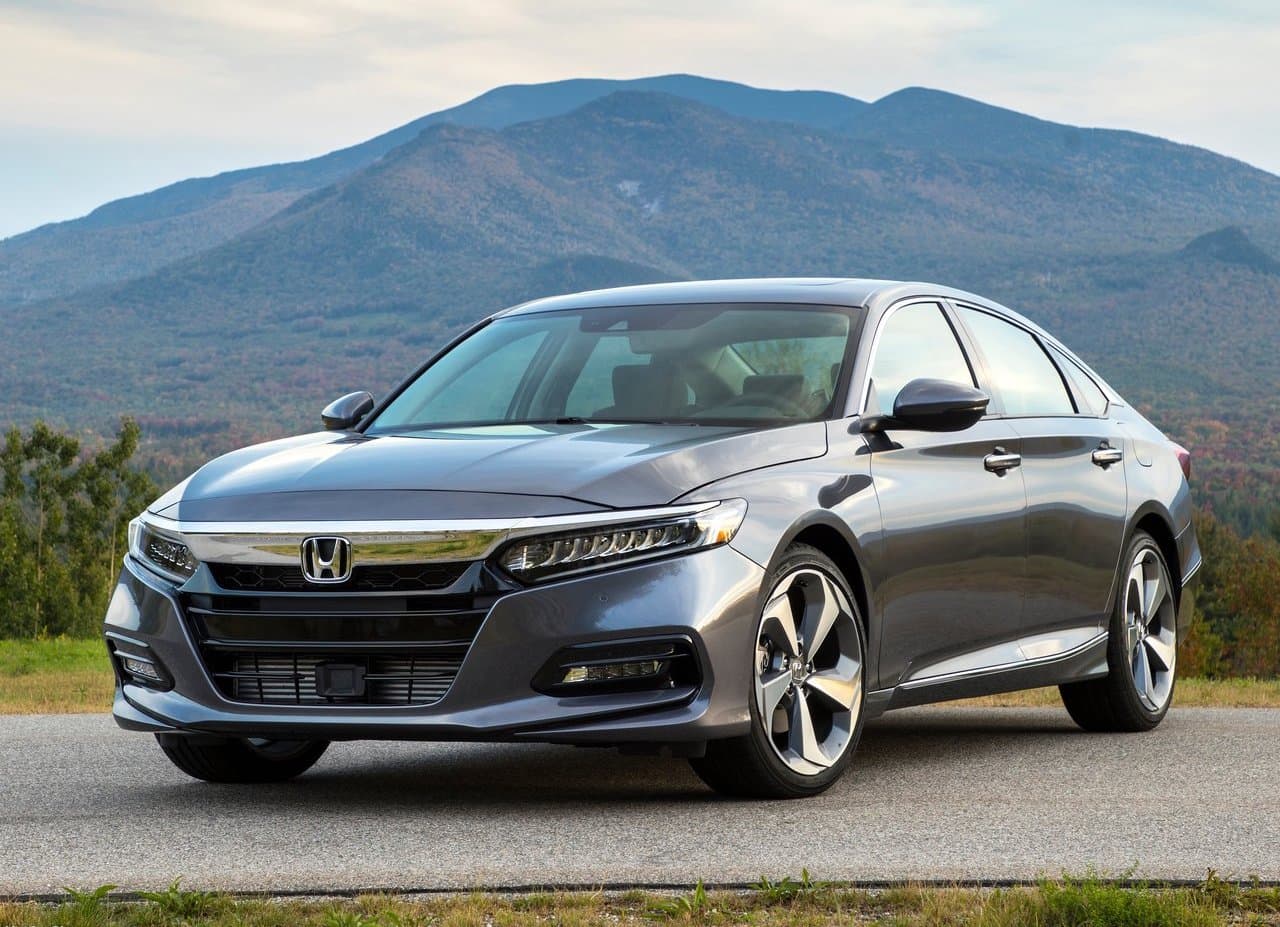 <h3 class="cms-H3-H3"><b>8. Honda Accord</b></h3>
<br>
<b>Diferencial porcentual de precio sobre modelo de un año de uso: </b>13.7%
<br>
<b>Diferencial de precio en dólares sobre modelo de un año de uso: </b>$3,177
<br>
<br>En 2018, el Honda Accord entró a su décima generación con un importante rediseño y hoy se mantiene como uno de los contendientes más fuertes en el segmento de los sedanes medianos. Por esta razón, el Accord es uno de los vehículos que más lento pierde valor.