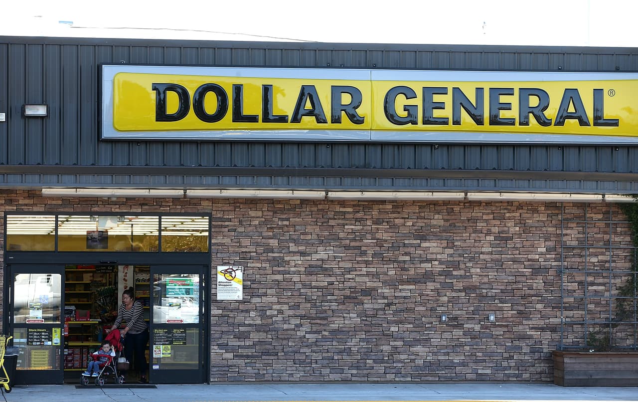 Dollar General también anunció que, a partir del martes 17 de marzo, su primera hora de operaciones estará "dedicada a nuestros compradores mayores".
<br>
<br>"Todas las tiendas también cerrarán una hora antes para que los empleados puedan limpiar y reponer los estantes", dijieron por medio de un comunicado.