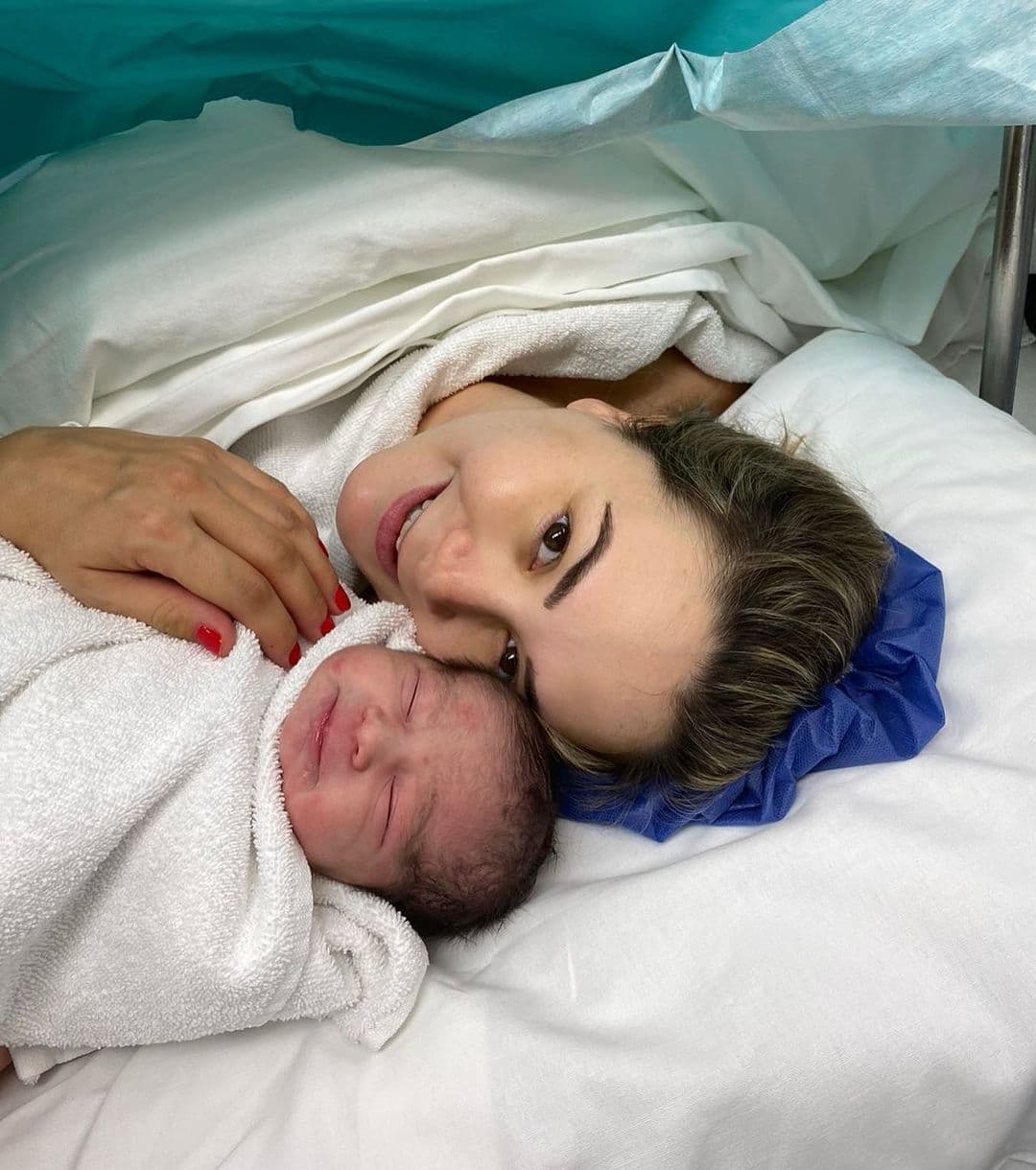 "Hello mundo, soy María. Gracias por estar tan pendientes de nosotros, después de una semana muy pesada aquí andamos con muchas ganas de irnos a casa", redactó en Instagram
<a href="https://www.univision.com/famosos/nace-hija-florencia-de-saracho-maria">Florencia de Saracho para anunciar el nacimiento de su hija</a>.