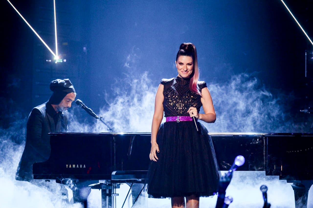 Laura Pausini y Mario Domm en uno de los momentos más emotivos de la noche.