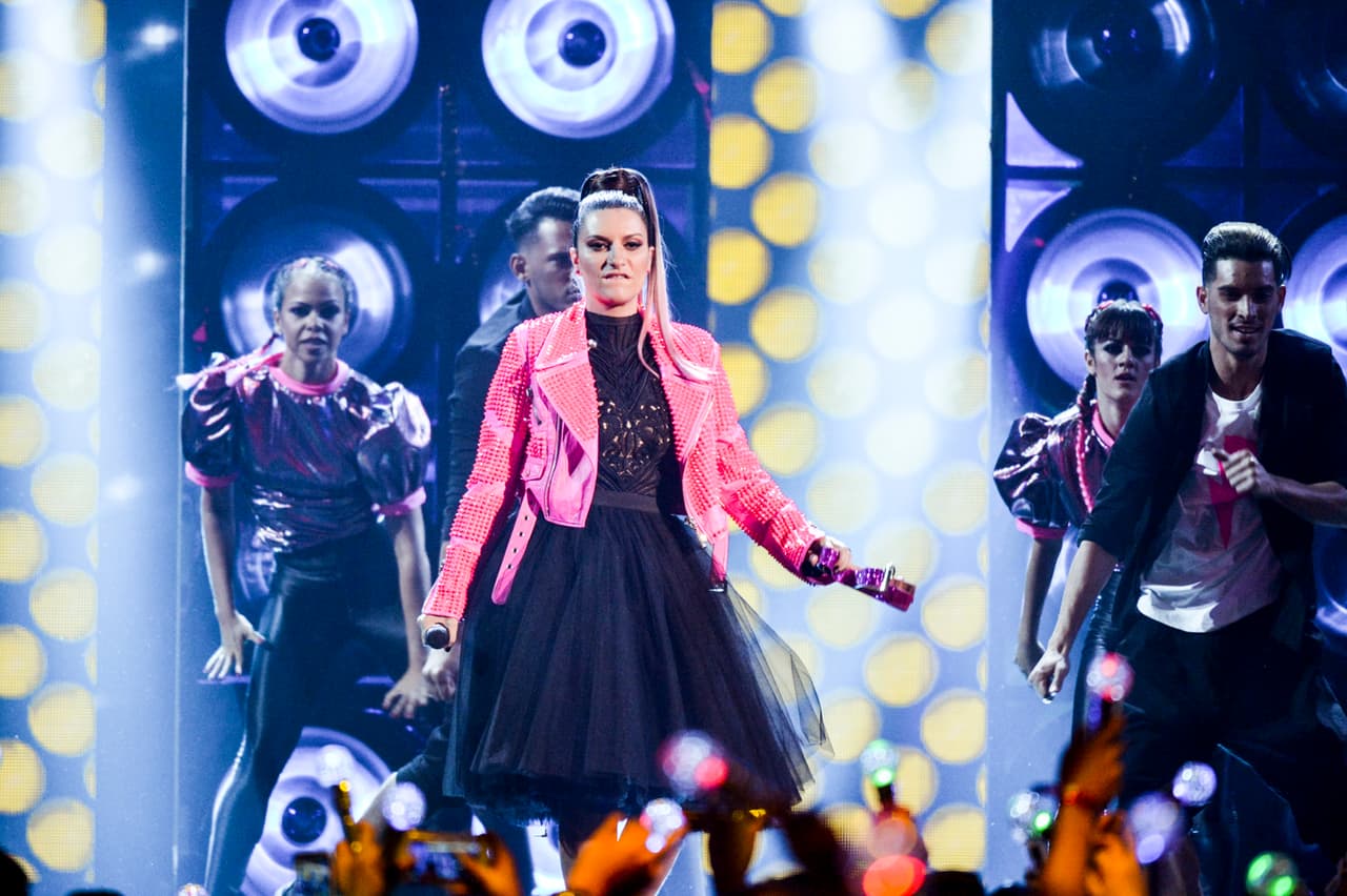 Y después la italiana, con una hermosa chamarra de cuero rosada al más puro estilo ochentero y un vestido negro, se rodeó de bailarines.