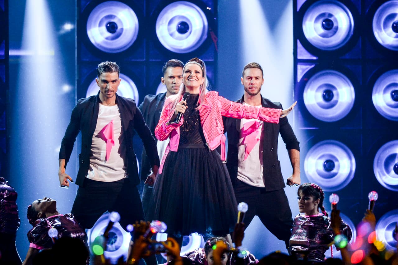 Laura Pausini entonces cautivó con otro de sus grandes hits, 'Víveme'.