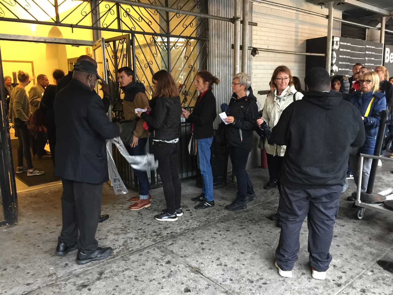 A la iglesia acuden unos 8,000 feligreses, según líderes religiosos. La mayoría son afroamericanos.