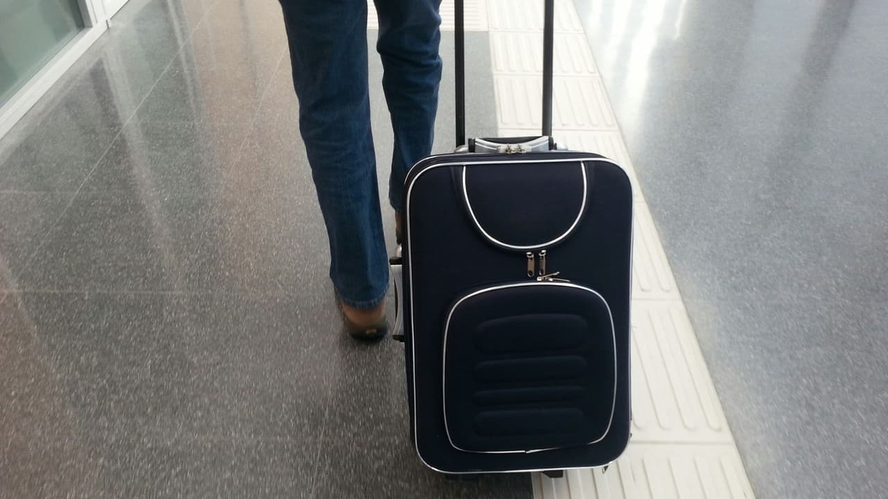 <h3 class="cms-H3-H3">Casos especiales</h3> 
<b>Vuelos regionales (American Eagle): </b>En aviones pequeños, el espacio en cabina es limitado. Es habitual que te pidan dejar tu maleta de mano en la puerta 
<i>(valet check) </i>y te la devuelvan al aterrizar. Este servicio no tiene costo. 
<br>
<b>Viajes con niños:</b> La pañalera no cuenta como artículo personal y puedes llevarla a bordo sin cargo adicional.