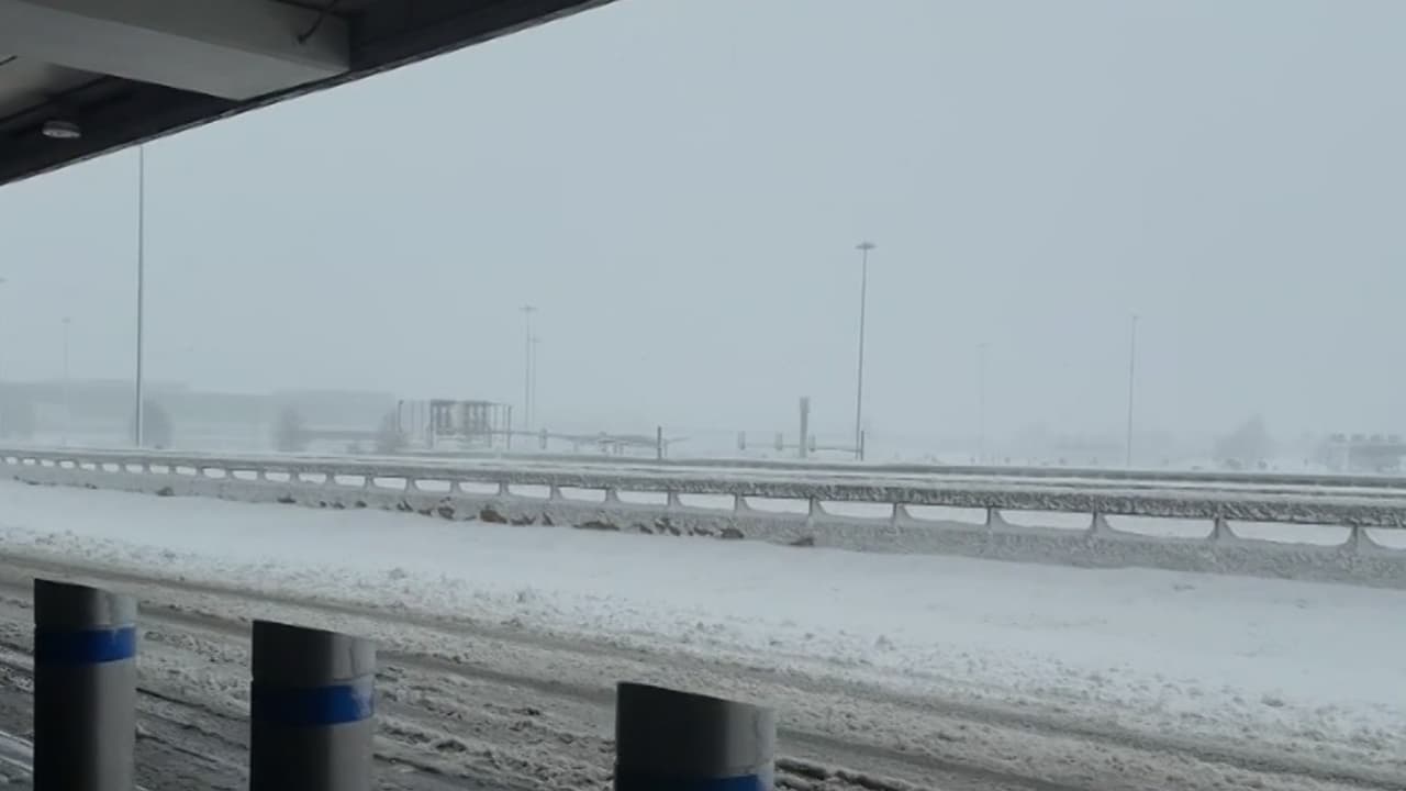 Tormenta invernal provoca caos en aeropuertos de Nueva York y Boston