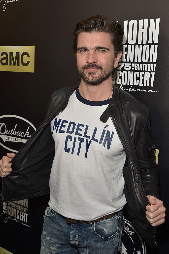 Juanes llega al concierto 'John Lennon 75th Birthday Concert' en honor al ex-Beatle el 5 diciembre 2015 portando una camisa con su ciudad tal como Lennon portó la icónica camisa 'New York City'. (Theo Wargo/Getty Images for Blackbird)
<br>