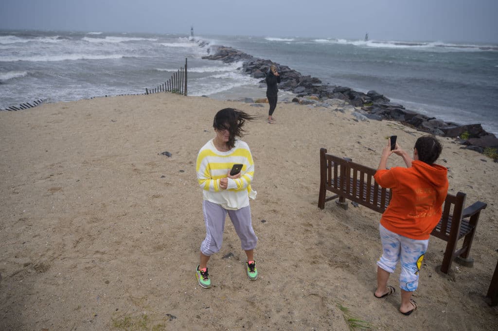 Dos horas después de tocar tierra, Henri ha seguido debilitándose, con vientos de 50 millas por hora (80 kmph) y también ha ralentizado su movimiento. "Se espera un movimiento hacia el noroeste con una disminución en la velocidad de traslación esta tarde", dijo en su último boletín el Centro Nacional de Huracanes (NHC).