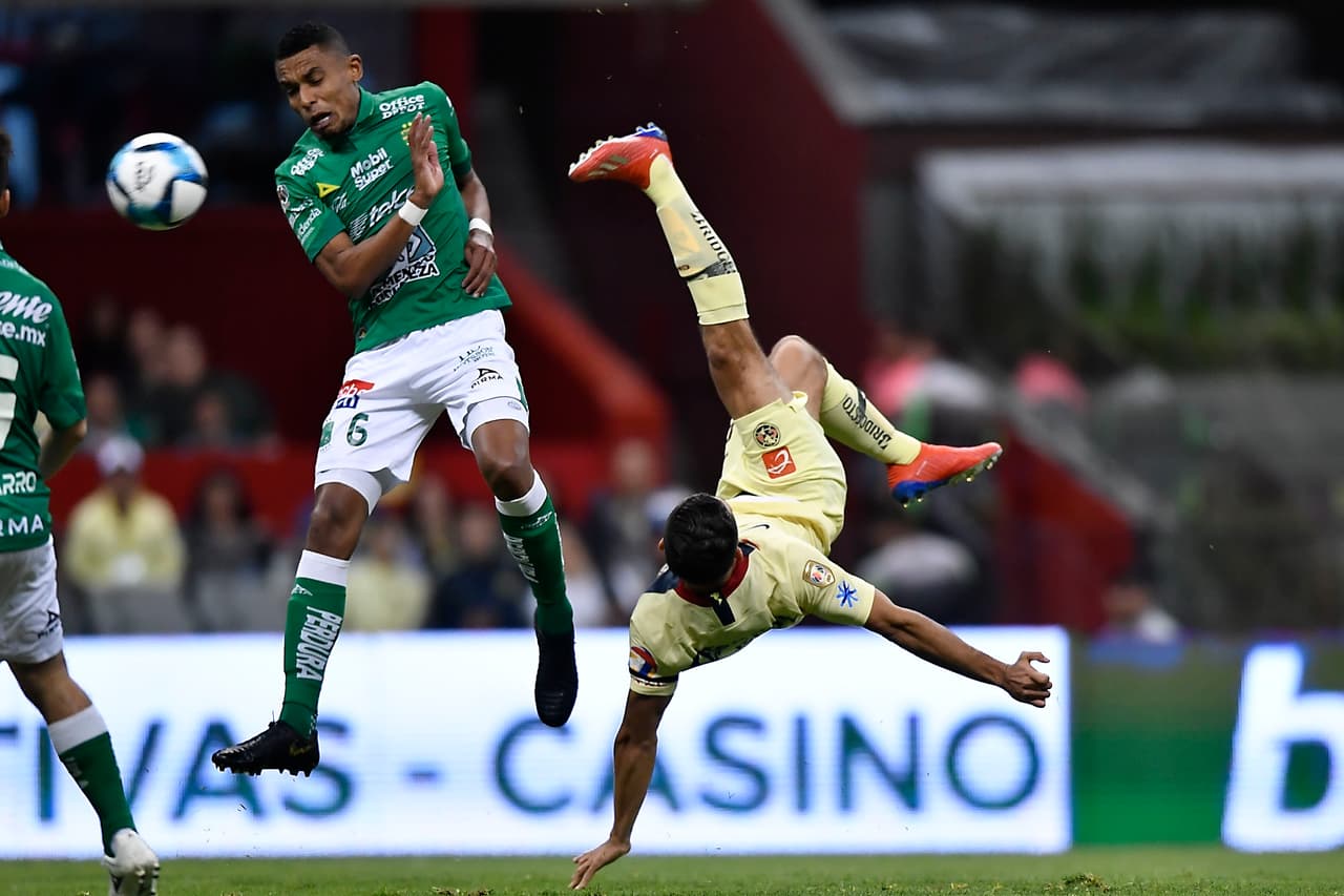 Este intento de chilena por poco acaba en una lesión de Henry Martin (derecha) al minuto 13.