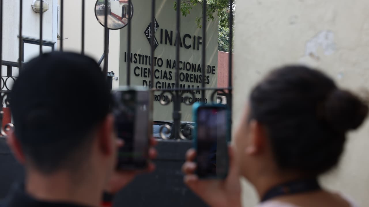 Otros 'influencers' acudieron afuera de la morgue para exigir justicia ante el presunto crimen de Farruko Pop.