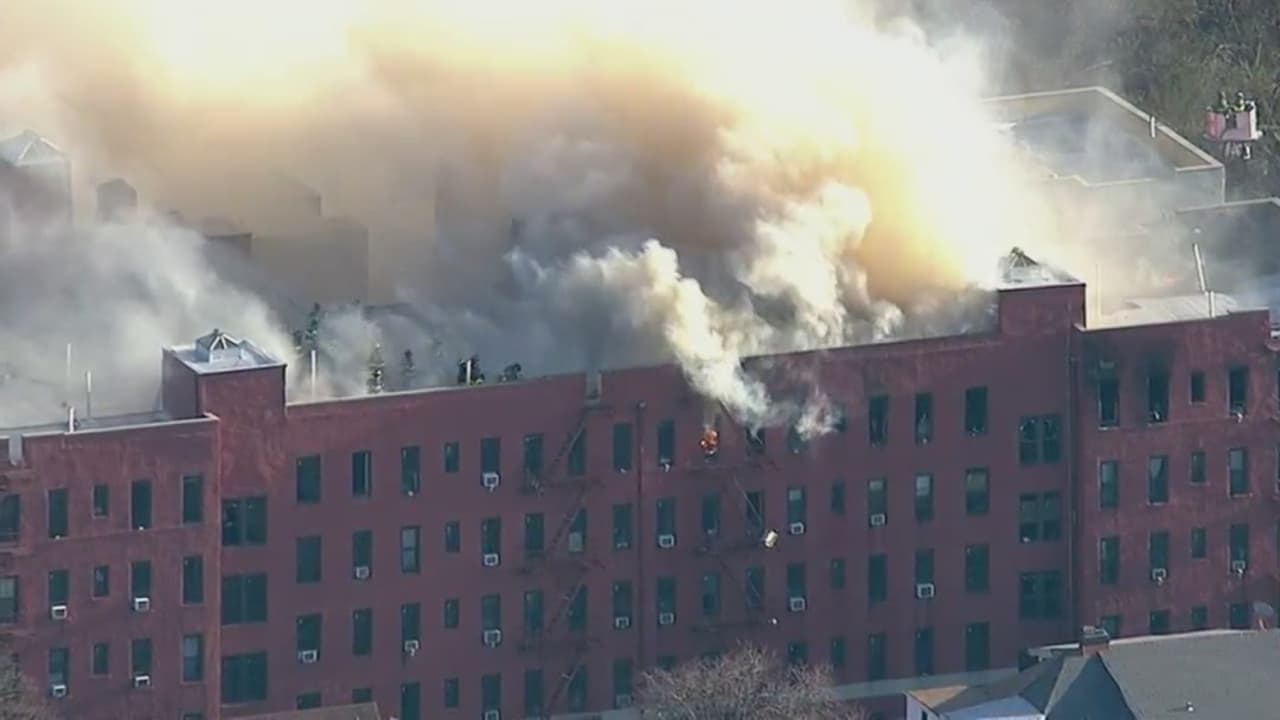 21 heridos y más de 200 personas desplazadas tras incendio en un edificio de Queens