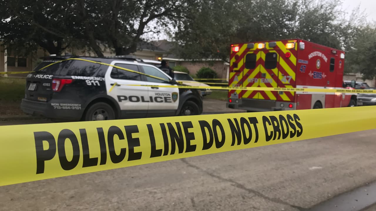 Investigan el hallazgo de dos cuerpos baleados en una vivienda del sur de Houston.