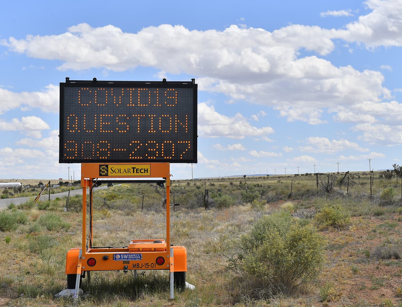 Un panel de información electrónica muestra un número de teléfono para los residentes que tengan preguntas sobre el coronavirus en la entrada de la Clínica de Salud Canoncito en la Reserva India To’Hajiilee, Nuevo México.