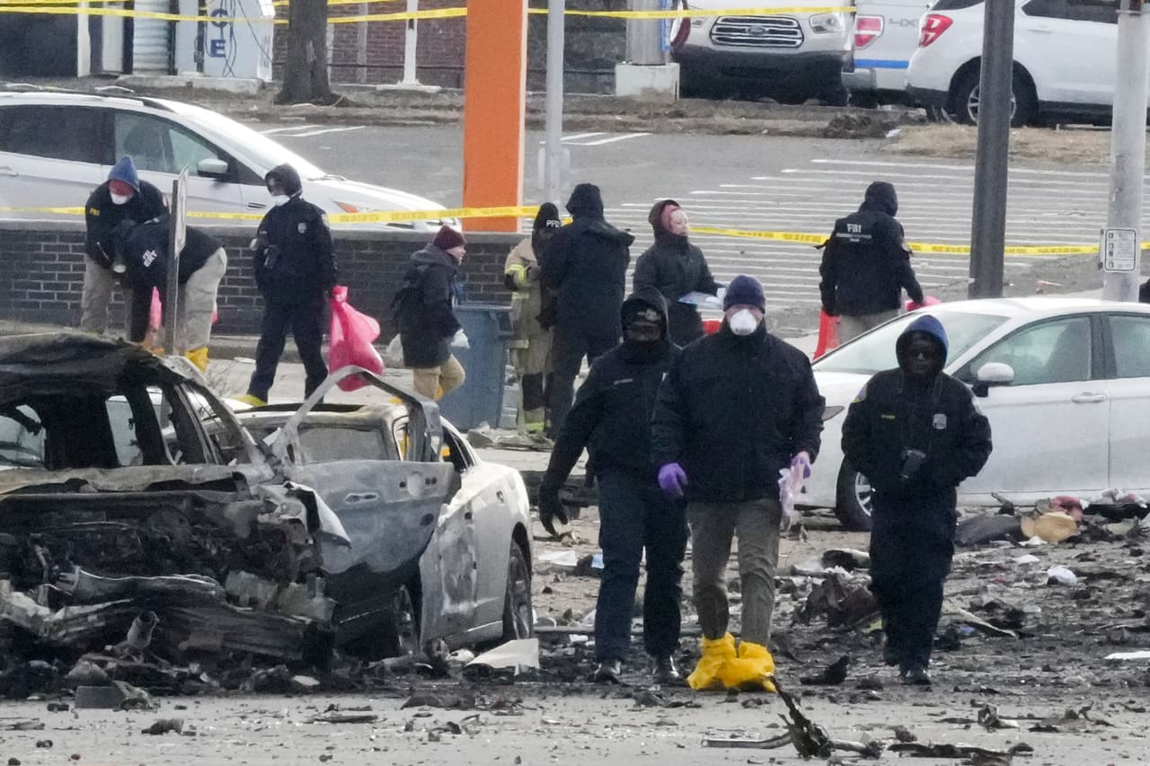Tras el choque mortal de una avioneta en una zona residencial de Filadelfia, 
<b>esta mañana el área parece "zona de guerra" plagada de escombros y autos quemados por la explosión.</b>