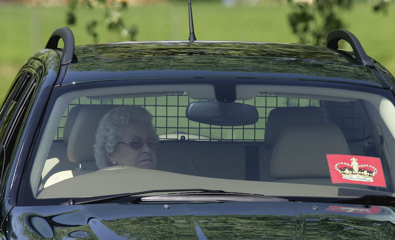 No cabe duda de que este es un vehículo real. Si algún inexperto no reconoce al personaje detrás del volantes, la gran corona al lado derecho le dará una pista.