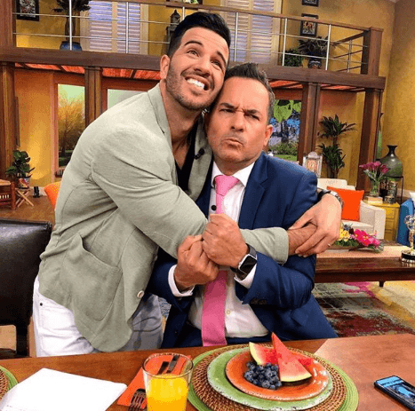 Lo amoroso que es con sus compañeros. Extrañábamos tanto sus abrazos.