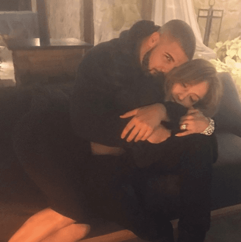 Jennifer López y el rapero Drake fueron captados en varias ocasiones en actitud cariñosa, a pesar de que ellos aseguraron que eran solo amigos.