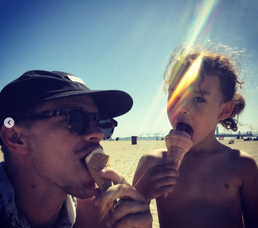 "
<b><a href="https://www.univision.com/famosos/exprometido-de-naya-rivera-se-siente-en-shock-por-su-muerte-y-le-agradece-por-hacerlo-una-mejor-persona-fotos" target="_blank">No puedo creer que esta sea la vida</a></b> ahora. No sé si alguna vez lo creeré. Estabas justo aquí... Estábamos en la parte de atrás nadando con Josey el día anterior. La vida simplemente no es justa. No sé qué decir", reveló. 
<br>