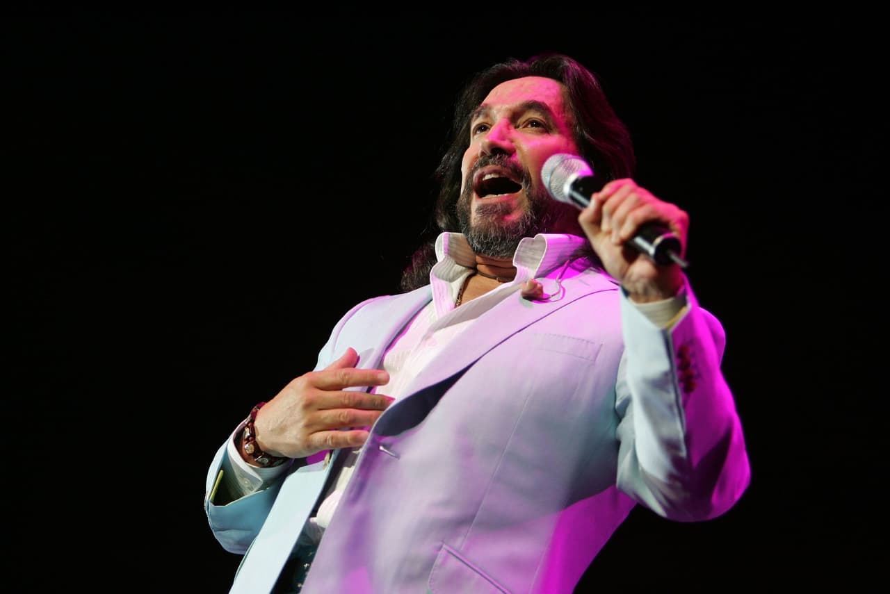 El 2016 "El Buki" celebró sus 40 años de trayectoria en el mundo musical, mismo año en que recibió los máximos galardones del Festival Internacional de la Canción Viña del Mar, Gaviota de Plata y Gaviota de oro.