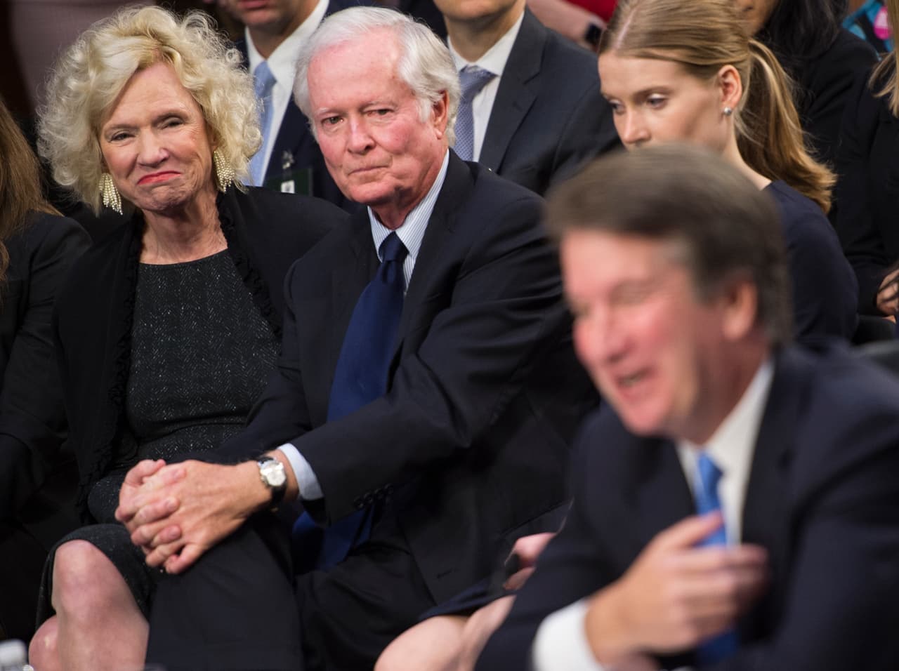<h3 class="cms-h3-H3">Orgullo paternal:</h3>Kavanaugh ha dicho que su referente judicial ha sido su madre, la también jueza Martha Kavanaugh. Aunque ha dedicado menos elogios a su padre, Everett Edward Kavanaugh, el juez dijo estar "agradecido a Dios" por sus padres. Ambos los acompañaron la mayor parte de los tres largos días de audiencias.
<br>