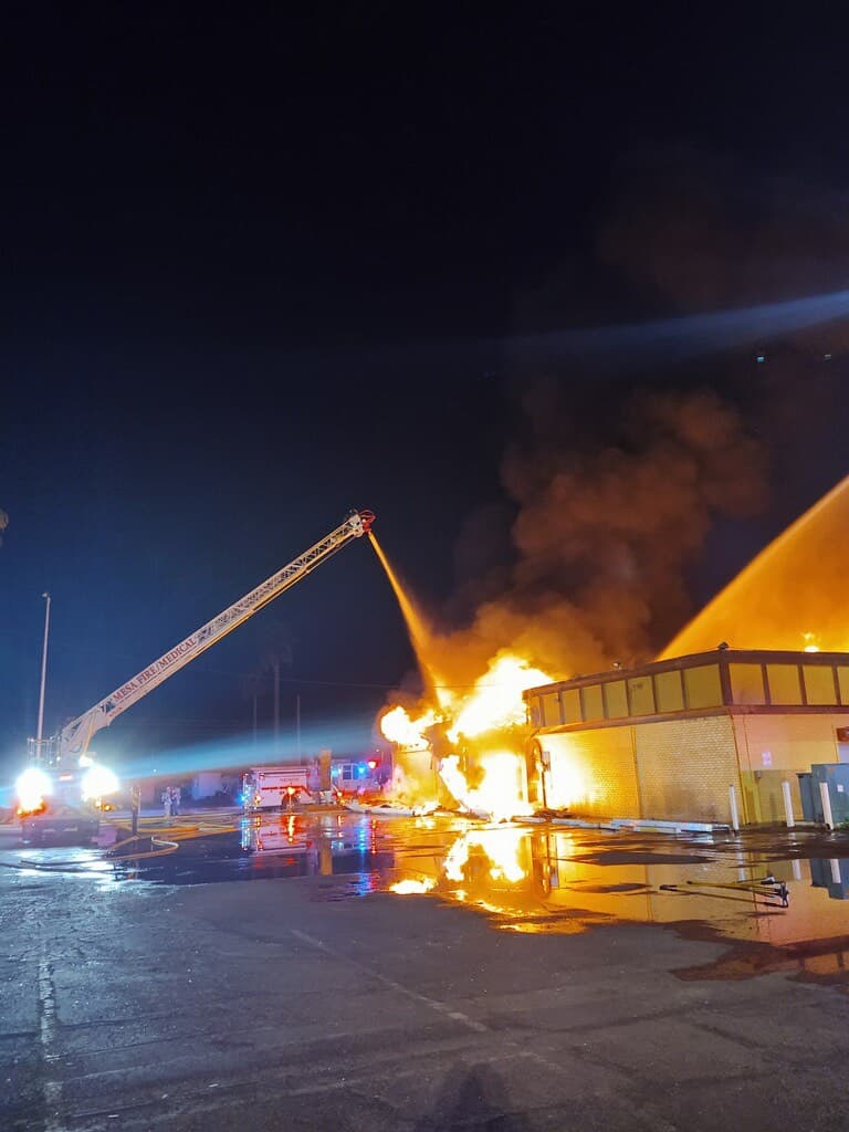 De acuerdo con el comunicado de prensa, cuando los bomberos llegaron, los equipos no pudieron entrar al edificio debido al calor y al humo que estaba dentro del local. 
<br>