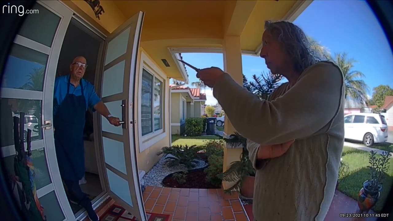 Video muestra el momento en que una anciana saca un cuchillo y amenaza con matar a su vecino