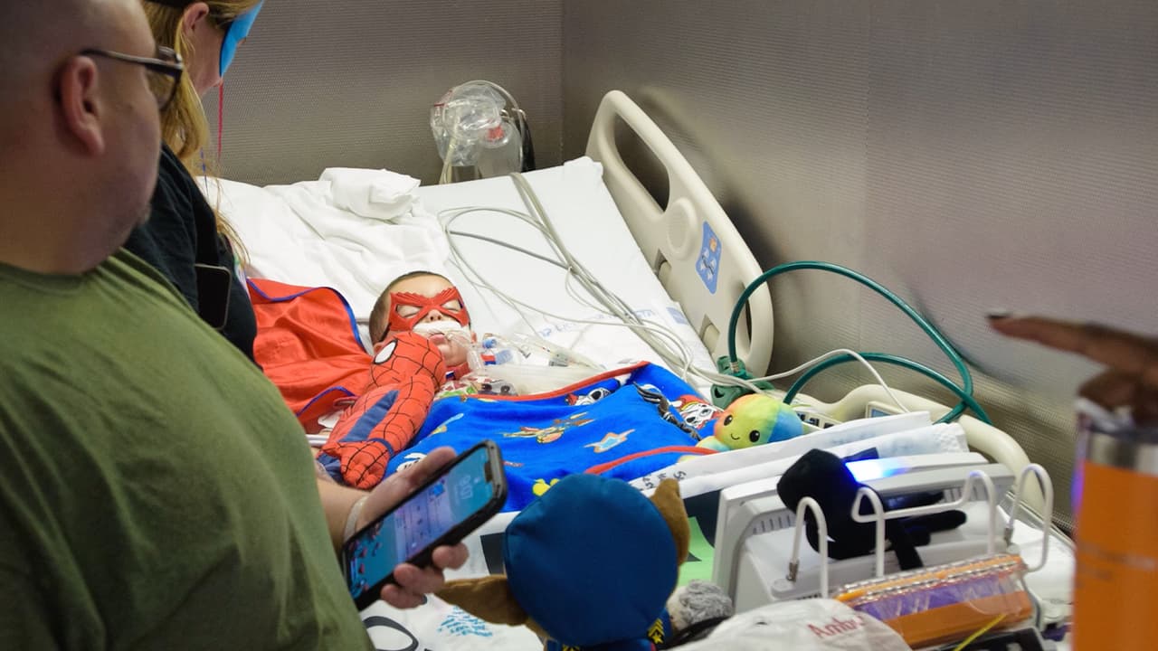 Mars es considerado como un superhéroe más por el personal del hospital y su familia. "Un simple agradecimiento nunca será suficiente. Tomemos un momento juntos, en silencio, para 
<b>honrar la vida de este pequeño superhéroe",</b> dijo el personal del hospital en el paseo de honor.